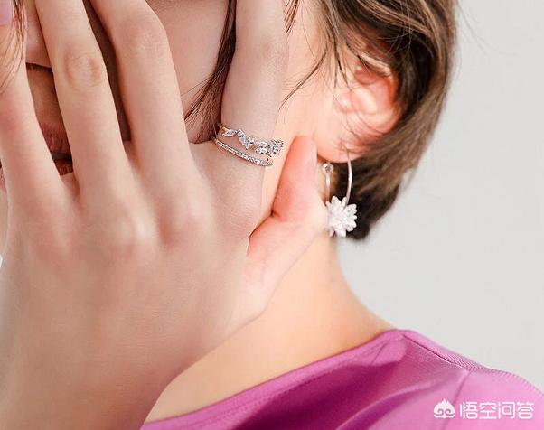 年轻少女不适合戴翡翠项链,翡翠戒指和翡翠项链配什么样的衣服好看？