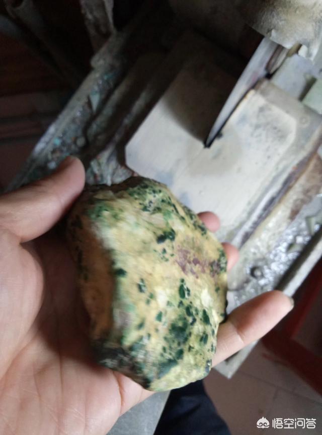 怎样鉴别普通石头和玉石原石,如何用肉眼区别普通石头和玉石原石？