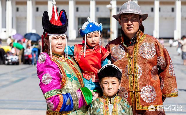 刘信达是什么人:作家刘信达骂腾格尔穿裙子恬不知耻，你怎么看？