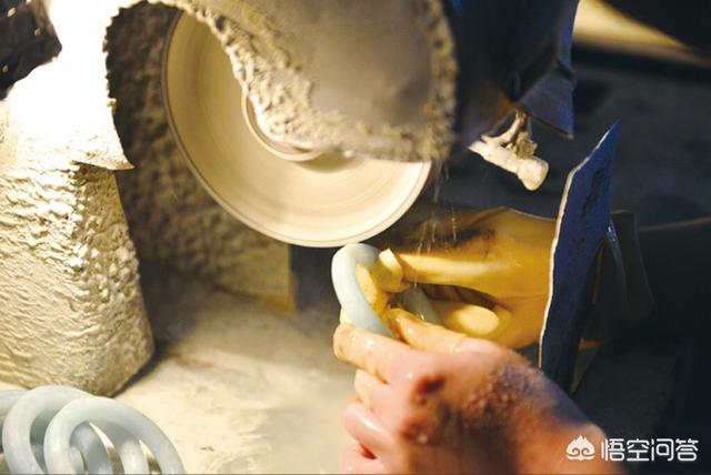 廉价玉镯里面的棉絮图片,一件精美的翡翠手镯是怎样加工出来的？