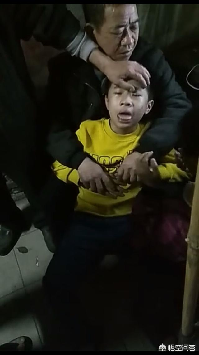 狂犬病症状发烧吗:狂犬病早期有哪些症状？被犬类动物咬后应如何处理？