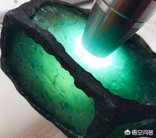 怎样鉴别翡翠的真假一杯水,市面上的翡翠水太深，要怎么辨别？