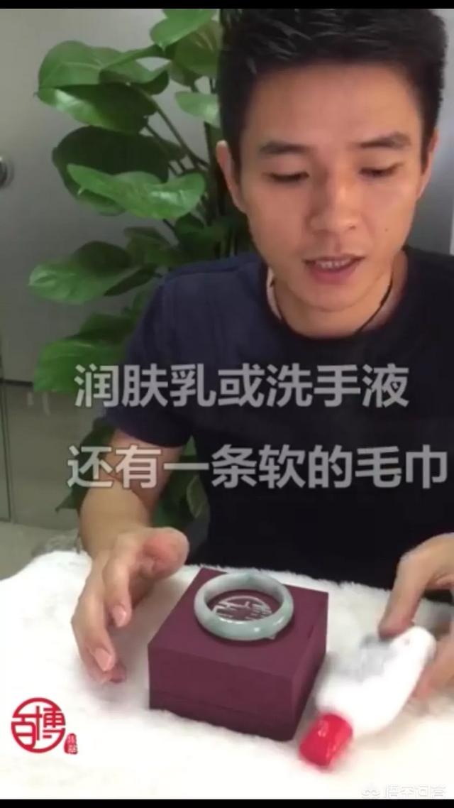 玉手镯太小了戴不进去怎么办,玉手镯太小了要怎样才能拿出来？