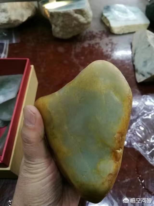 翡翠赌石看皮壳技巧,如何透过翡翠原石的表皮看透原石的内在？