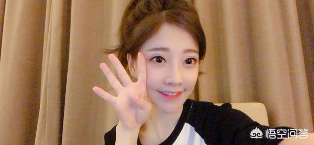 冯提莫含吊图:冯提莫开演唱会、发专辑，她现在已经是一名歌手了吗