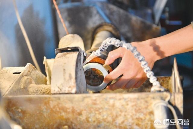 廉价玉镯里面的棉絮图片,一件精美的翡翠手镯是怎样加工出来的？