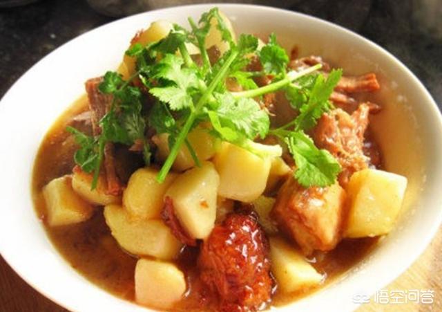 食堂的红烧肉炖土豆很好吃是怎么做的？