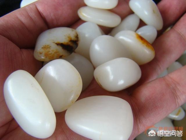 三大翡翠品牌,是新疆和田玉好，还是缅甸翡翠好？