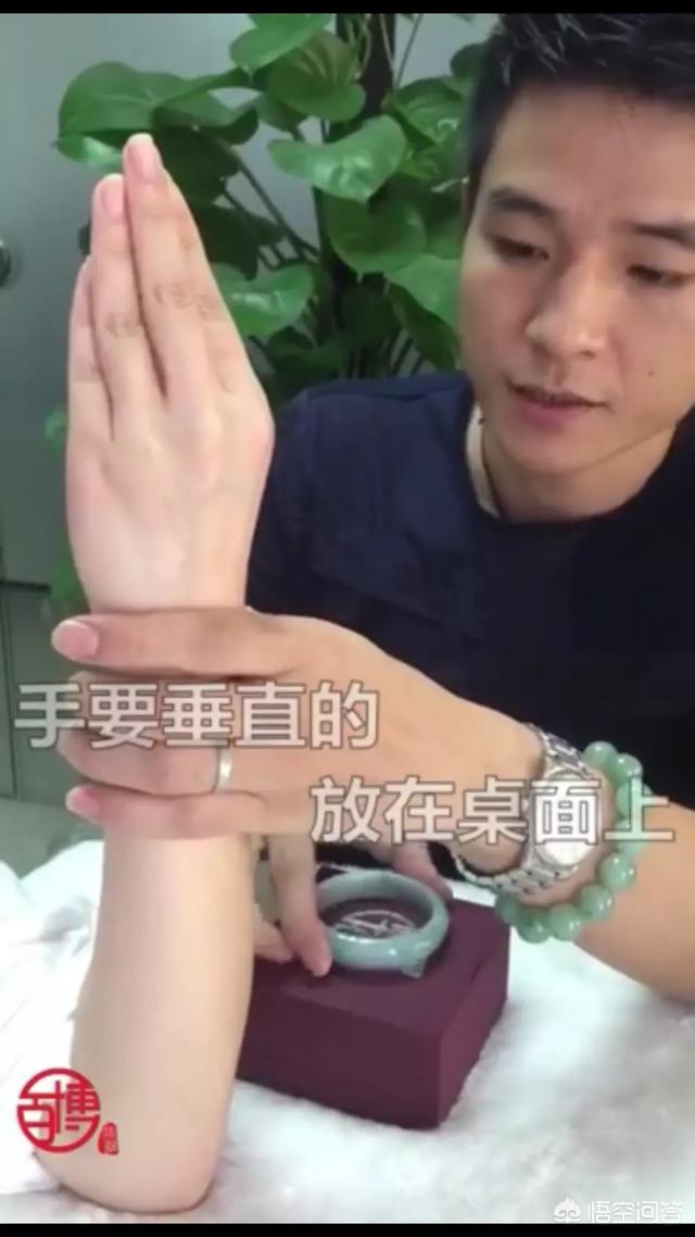 玉手镯太小了戴不进去怎么办,玉手镯太小了要怎样才能拿出来？