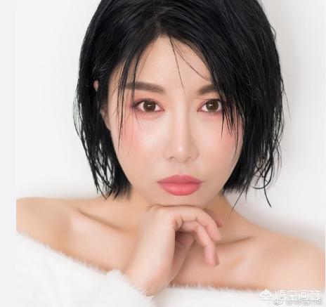 如何化彩妆？