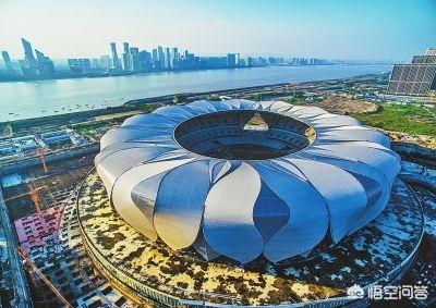 杭州一协警成网红:杭州一马路成为网红试衣间，但无视交规的占道街拍真的好吗？