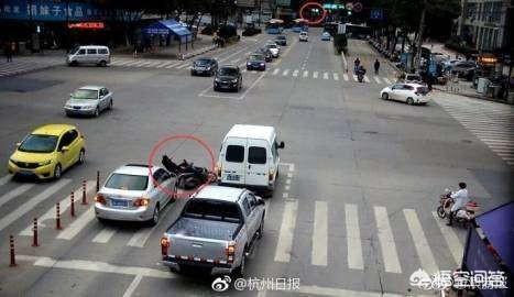 杭州发生翻车事故:货车高速上侧翻，肇事小车逃逸，路过司机出手救出，你怎么看
