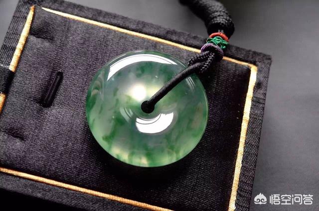 冰飘花翡翠手镯是啥档次,为何飘花带色的翡翠价高？