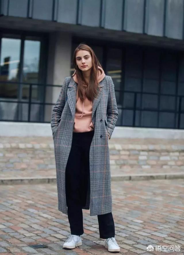 浅灰色大衣搭配什么颜色卫衣