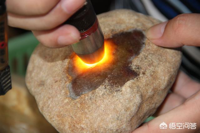 翡翠大马坎的料的特点,大马坎翡翠原石赌石有什么特征？