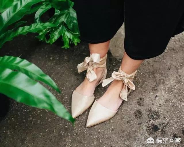 星星黑白色拼色绑带松:今年流行的“骑士靴”怎么搭配更时尚？