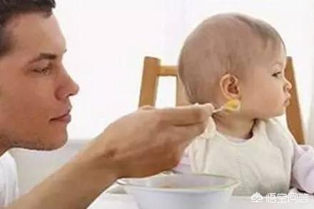 捏捏吃啥东西了为啥不会;宝宝用手捏吃辅食好不好，会不会不卫生啊？
