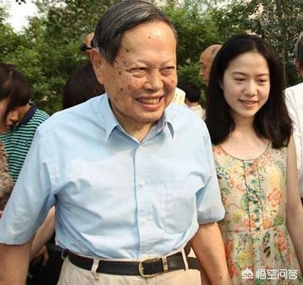 杨振宁简介:霍金和杨振宁两个人谁在科学领域成就更大？