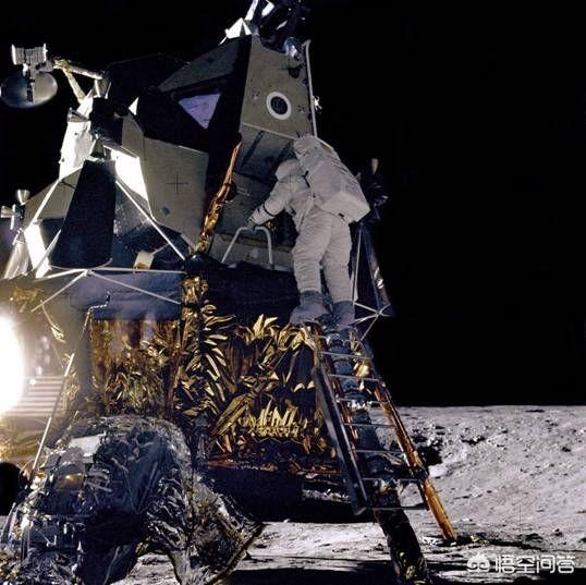 登月骗局:1969年，宇航员登月时插在月球表面上的国旗还在月球上吗