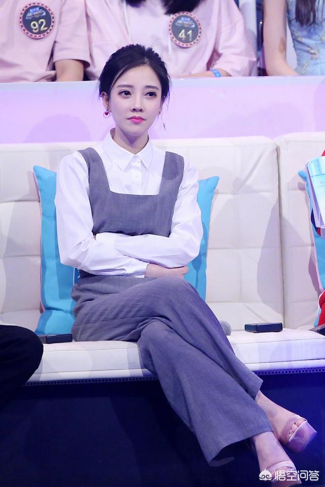 冯提莫含吊图:冯提莫开演唱会、发专辑，她现在已经是一名歌手了吗