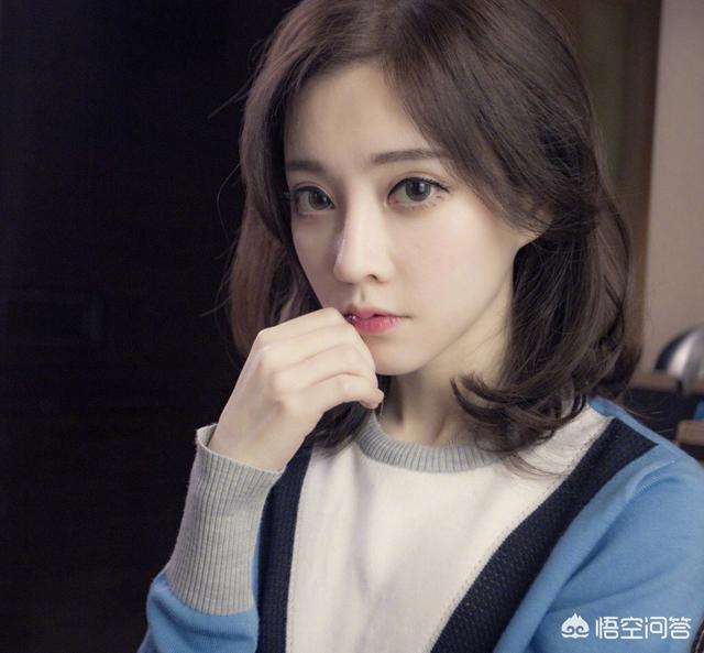 冯提莫含吊图:冯提莫开演唱会、发专辑，她现在已经是一名歌手了吗