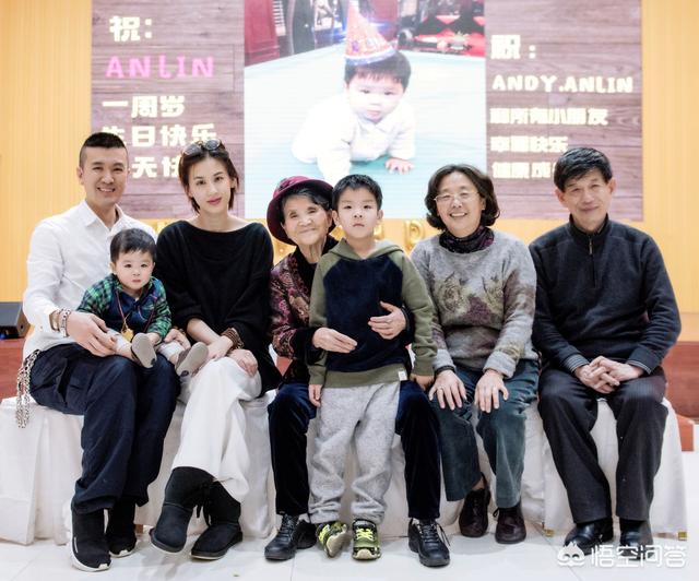 黄圣依和扬子:怎么看待杨子和黄圣依为两儿子庆生，三代同堂幸福满满