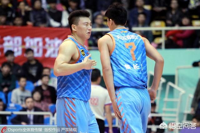 篮球即时比分:新疆主场大比分落后广东，出了什么问题