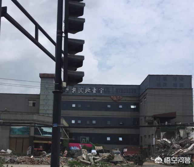 杭州一协警成网红:杭州一马路成为网红试衣间，但无视交规的占道街拍真的好吗？