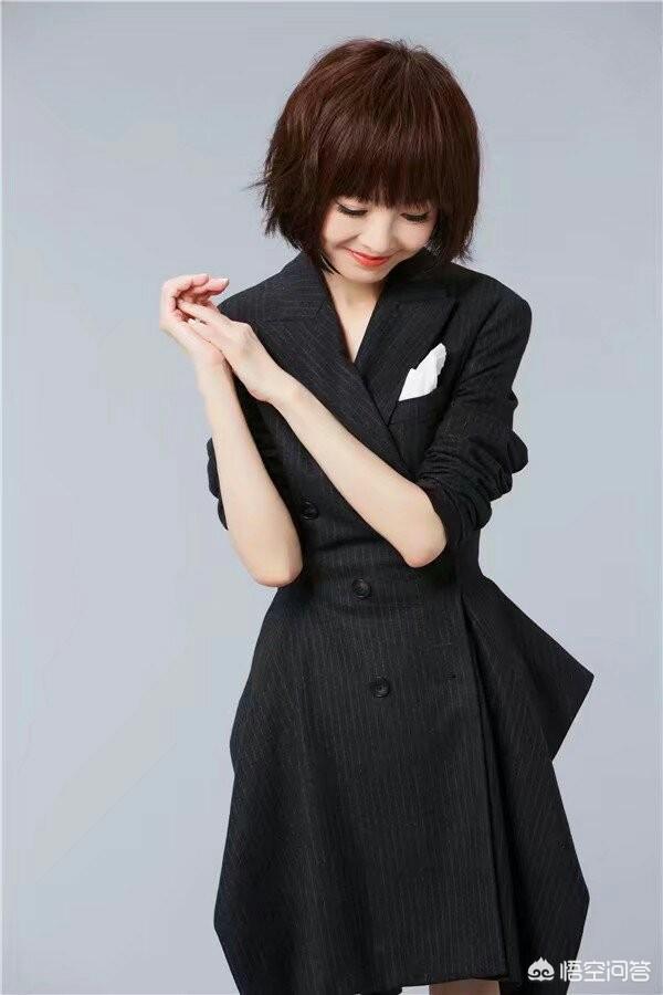 鲁豫的发型也曾有过变迁,年轻时暴露过自己的额头,脸型轮廓明显有些方