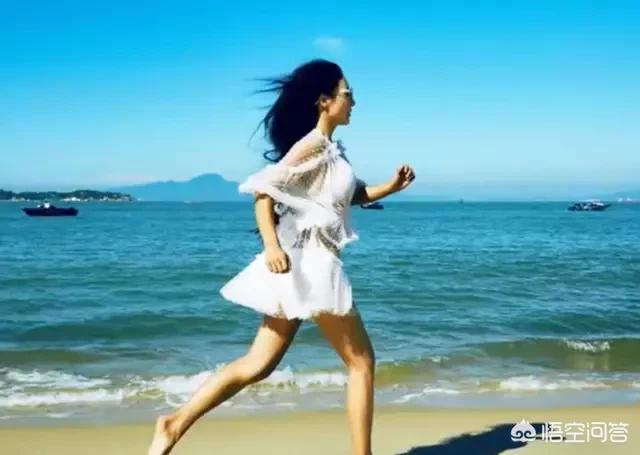 比基尼美女裸体写真视频:害羞的妹子，怎样在海边拍泳装照？