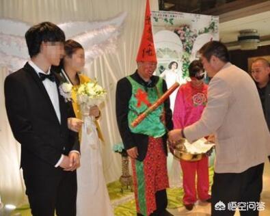 国庆晚会上亲吻的老夫妻:如何看待公公喝醉强吻儿媳，醒酒后已后悔