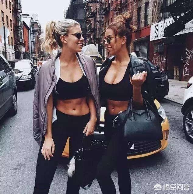 关晓彤的胸:关晓彤素颜健身吊带衫性感，爱健身的妹子怎样穿能美美的