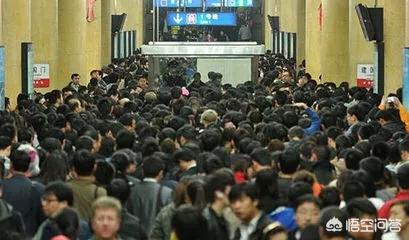 小金鱼图片:男子带金鱼上地铁被拦，把鱼倒在地上，金鱼为什么不能乘？