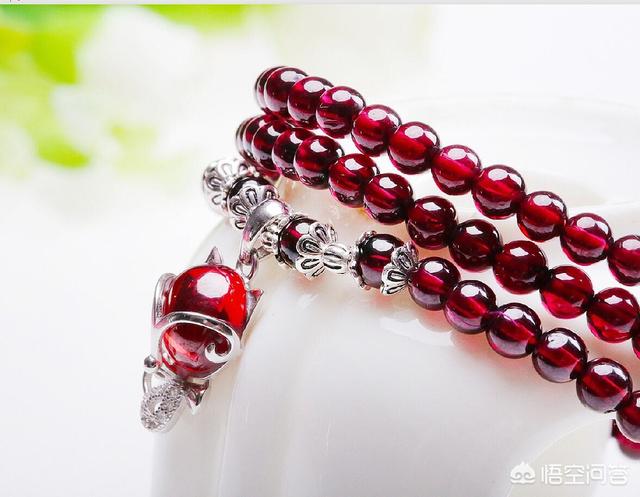 石榴石与什么搭配最好,石榴石能不能和翡翠一起佩戴？