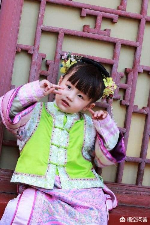 同时收养四个病娇以后:女主角是病娇或者白头发的番剧有哪些？最好有图片。谢谢？