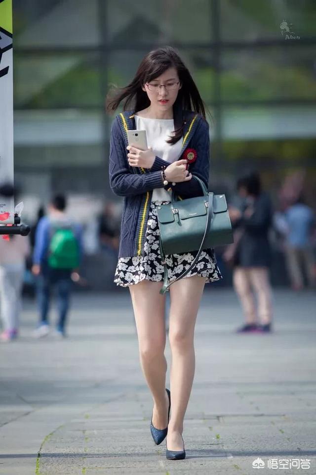 为什么三里屯有些端着高端相机和大长焦的人在那里拍照？
