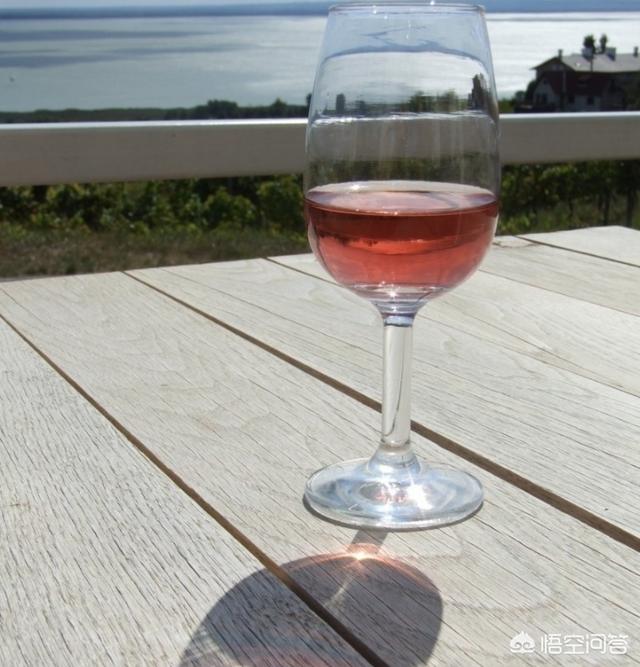 白葡萄酒和红酒的区别，红，白，桃红葡萄酒的区别有哪些