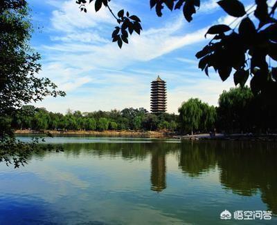 我国哪些大学校园里有美丽的湖泊？