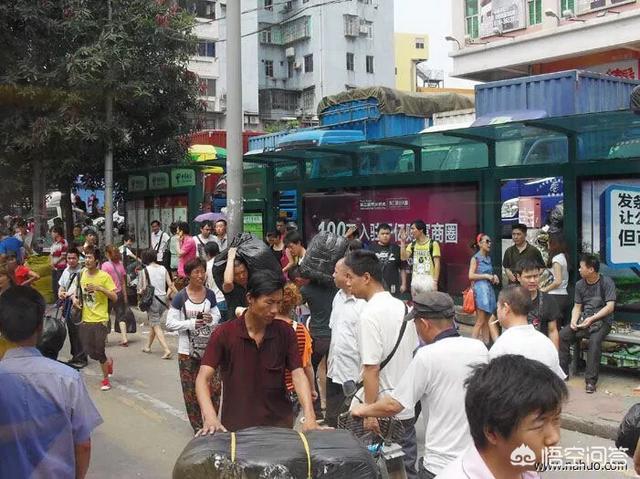 摆地摊去批发市场进货最实在吗，摆地摊的服装货源可以去哪里找