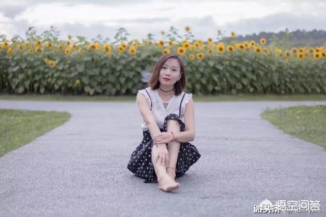 交往两个月男朋友从未主动拥抱也没有亲吻,只有牵手,正常吗？该怎么办？