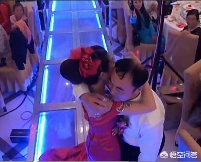 国庆晚会上亲吻的老夫妻:如何看待公公喝醉强吻儿媳，醒酒后已后悔