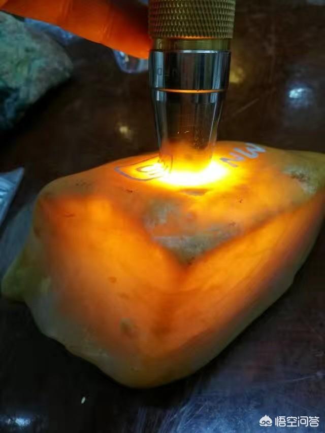 翡翠赌石看皮壳技巧,如何透过翡翠原石的表皮看透原石的内在？