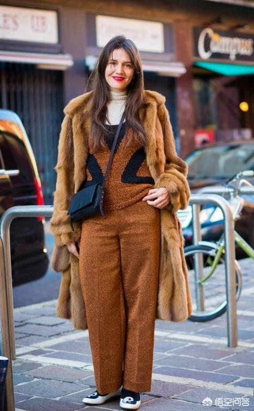 头条问答 - 棕色外套配什么内搭好看?(3个回答)