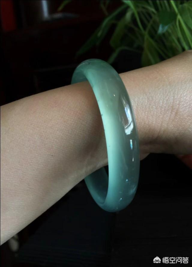 玉手镯戴哪一个手比较好,翡翠玉手镯应该戴哪只手？