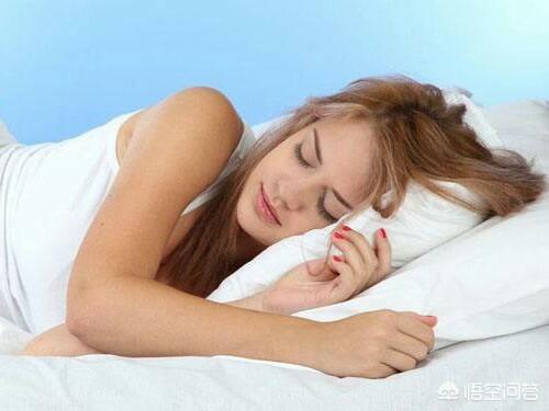 颈椎病患者适合睡啥样的枕头，颈椎病人该用什么姿势睡觉