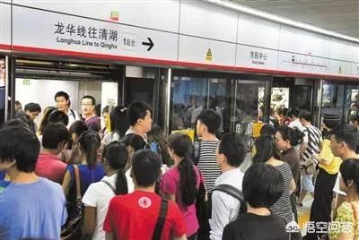 小金鱼图片:男子带金鱼上地铁被拦，把鱼倒在地上，金鱼为什么不能乘？