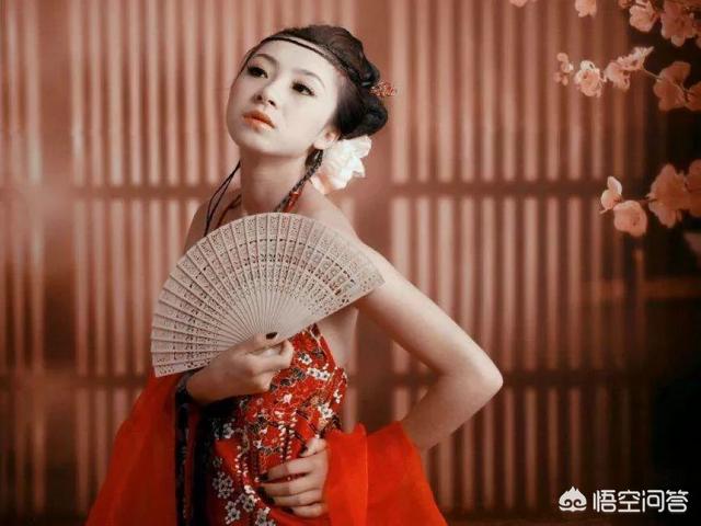 独孤天下插曲:上联：江水滔滔，一曲黄梅香万里。如何对下联？