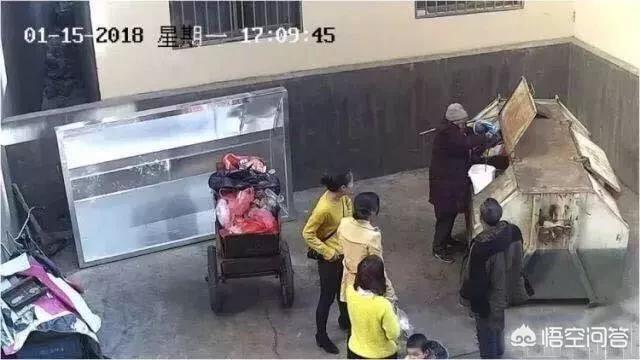 男子活剖孕狗拍视频:监控拍下亲生父亲将婴儿遗弃垃圾桶，为什么这么狠心？