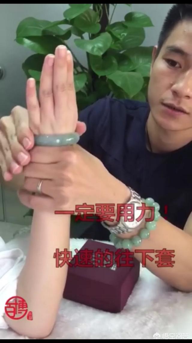 玉手镯太小了戴不进去怎么办,玉手镯太小了要怎样才能拿出来？