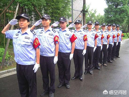 物业管家是保安吗，男本科，应聘万科物业管家，朋友听说都劝我重找，做物业有前景吗